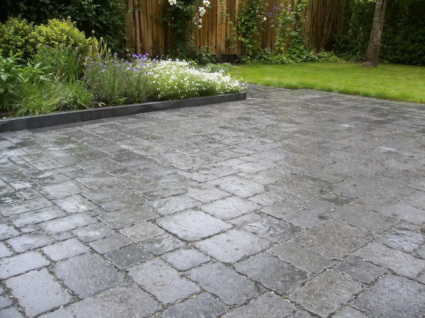 Moderne tuin met waterdoorlatende stenen die regenwater goed laten infiltreren.